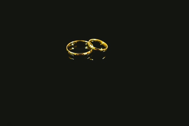 Photo close-up of wedding rings on black background