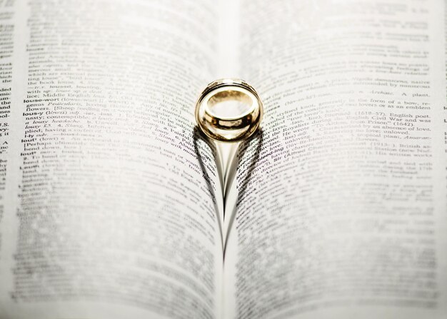 Foto close-up di anelli di nozze in un libro