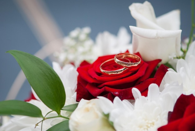 花束に付いた結婚指輪のクローズアップ