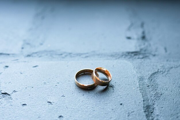 Photo close-up of wedding rings on shore