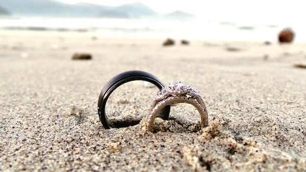 Photo close up of wedding rings on the shore