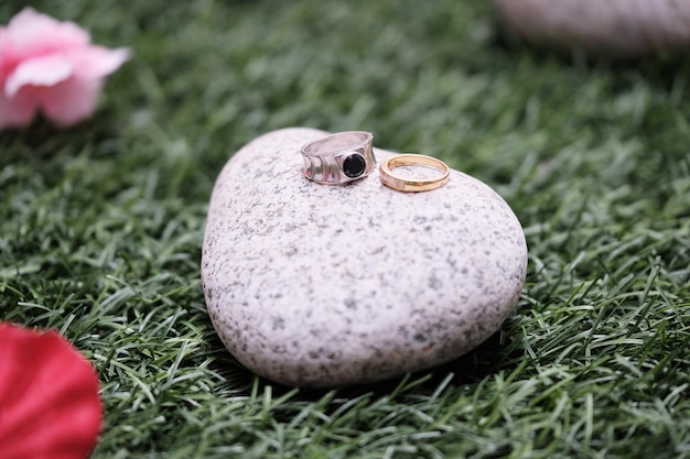 Photo close-up of wedding rings on stone