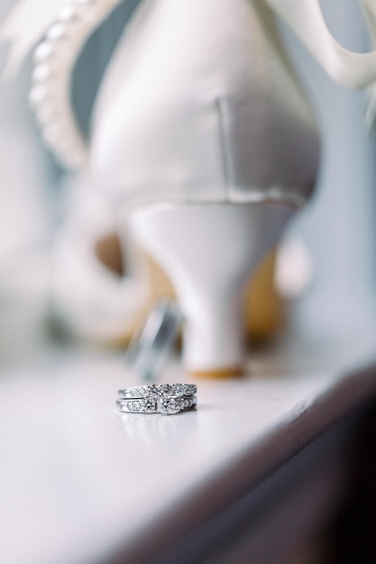 Photo close-up of wedding rings on table