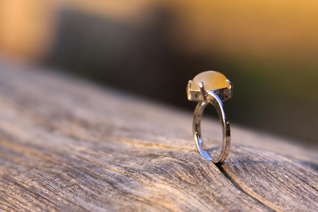 Photo close-up of wedding rings on table