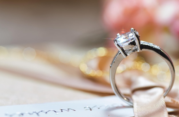 テーブルの上の結婚指輪のクローズアップ