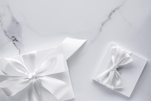 Photo close-up of wedding rings on table