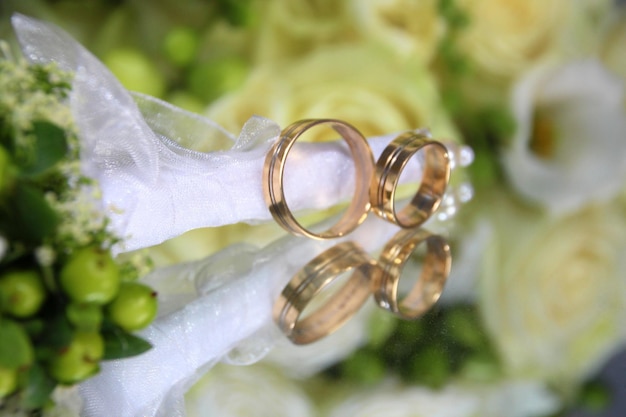 テーブルの上の結婚指輪のクローズアップ
