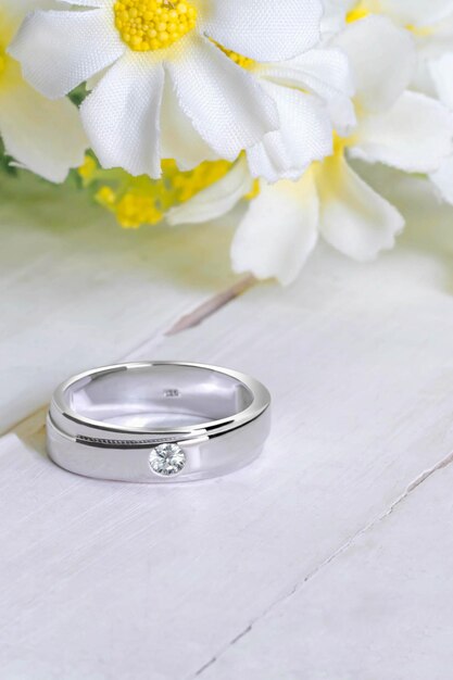 Photo close-up of wedding rings on white table