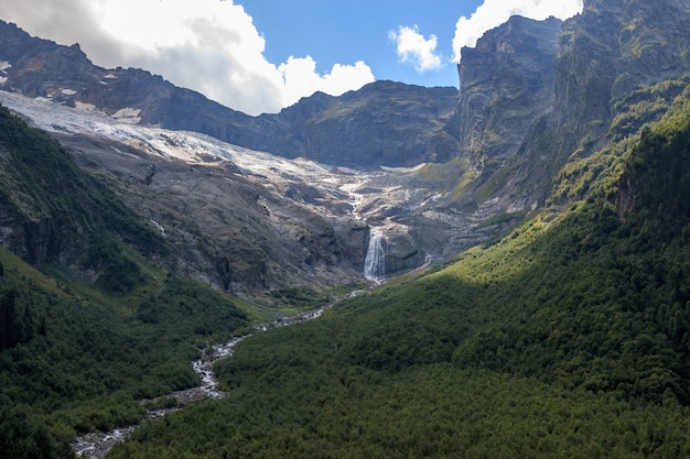 Close-up weergave bergen scènes en verre waterval in nationaal park Dombai, Kaukasus, Rusland, Europa. Zomerlandschap, zonnig weer en zonnige dag