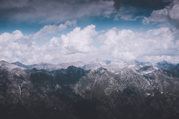 Close-up weergave bergen scènes in nationaal park Dombai, Kaukasus, Rusland, Europa. Zomerlandschap, zonneschijn, dramatische blauwe lucht en zonnige dag