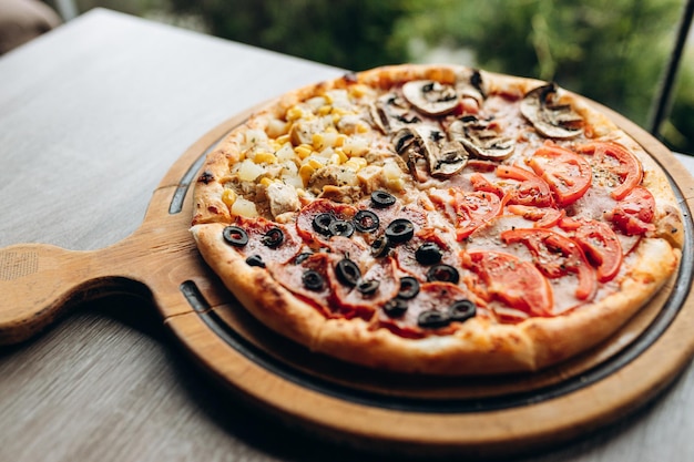 Close-up weergave pizza geserveerd op een houten bord