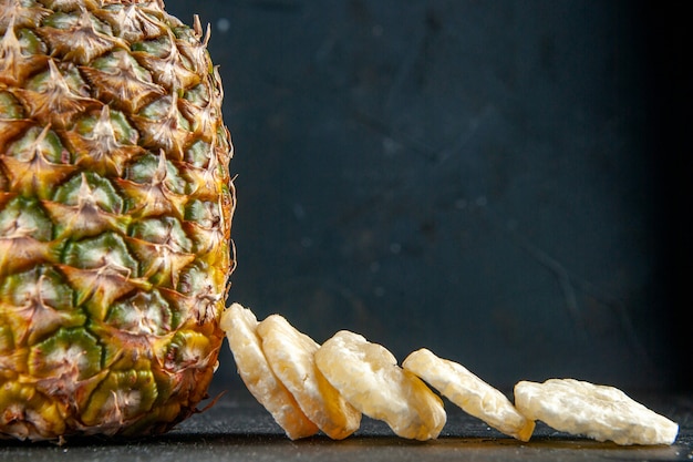 close-up weergave verse ananas droge ananas plakjes op zwarte achtergrond vrije ruimte