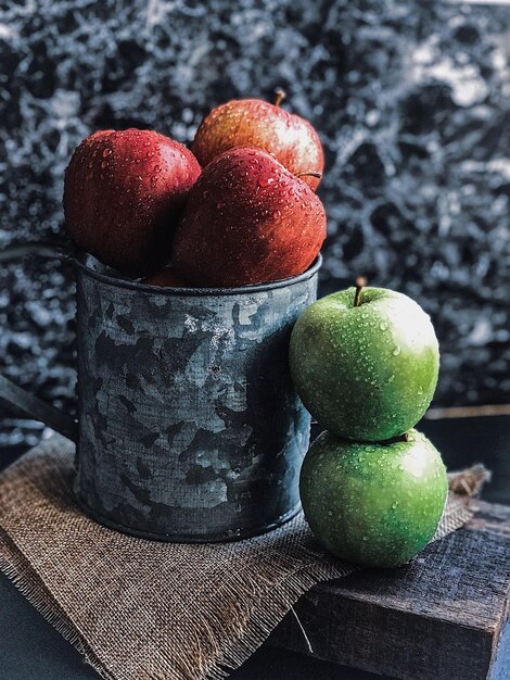 Photo close-up of wet apple on table