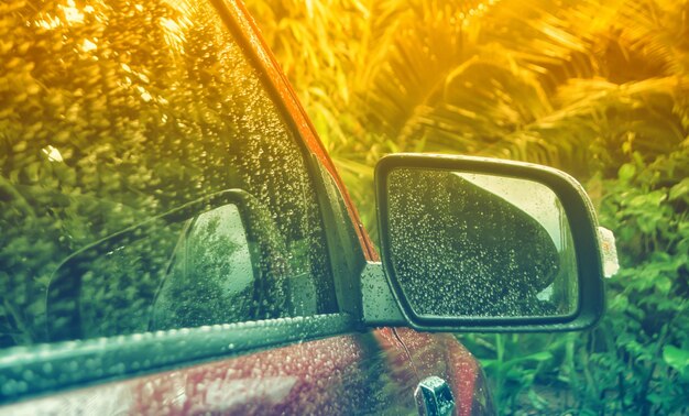 Foto close-up di un'auto bagnata in un giorno di pioggia