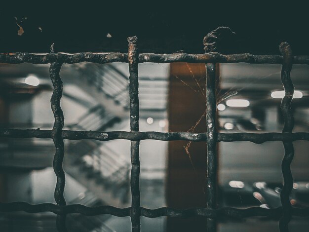 Photo close-up of wet fence during rainy season