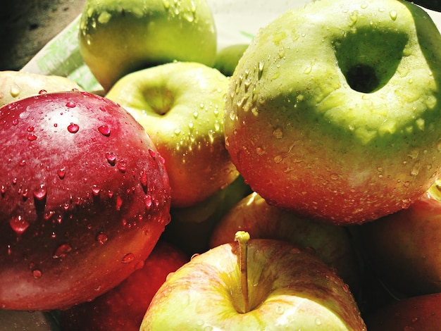 Foto close-up di mele fresche bagnate su un piatto