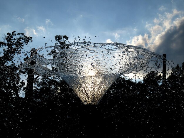 Foto close-up di vetro bagnato contro il cielo