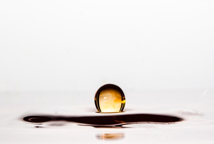 Photo close-up of wet glass against white background