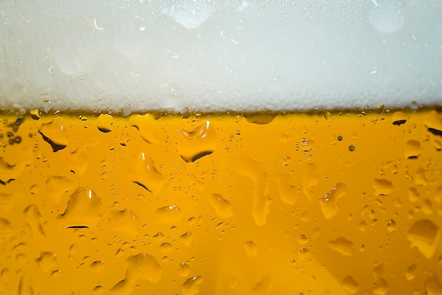 Foto close-up di un bicchiere di birra bagnato