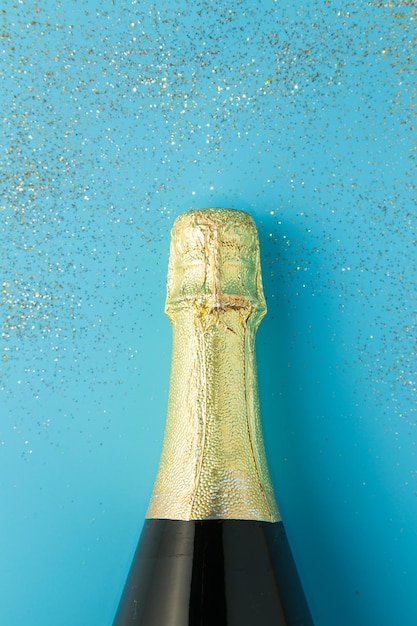 Photo close-up of wet glass bottle against blue background