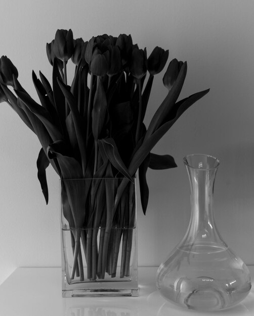 Foto close-up di un vaso di vetro bagnato sul tavolo