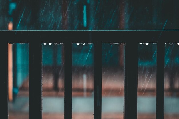 雨季の湿ったレールのクローズアップ