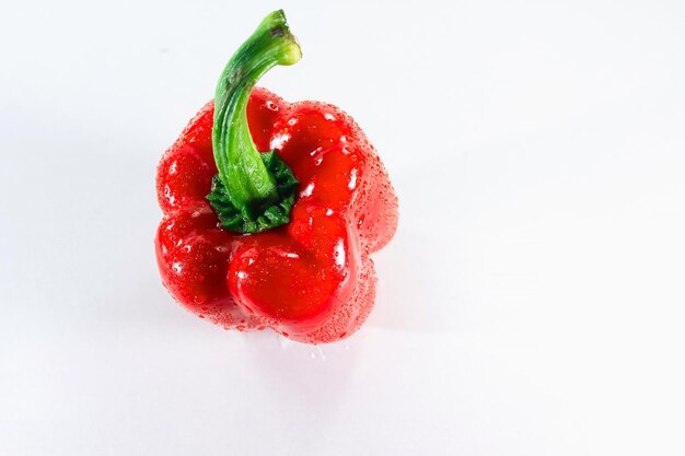 Foto close-up di rosso bagnato su sfondo bianco