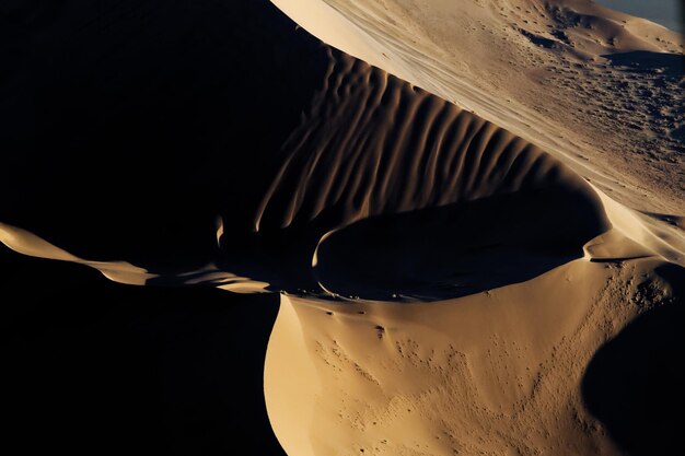 Photo close-up of wet sand against black background