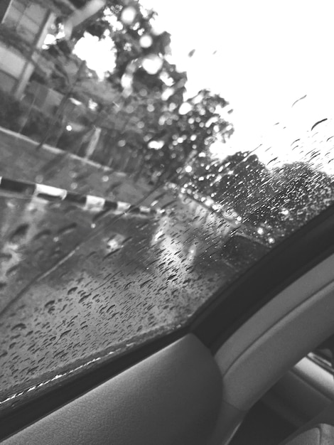 Photo close-up of wet window in rainy season