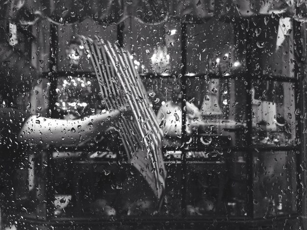 Photo close-up of wet window in rainy season