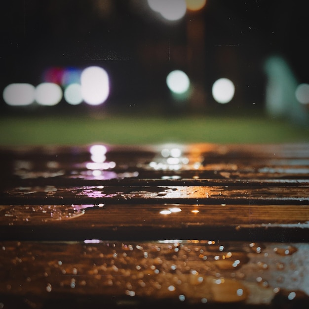 Foto prossimo piano del parabrezza bagnato di notte