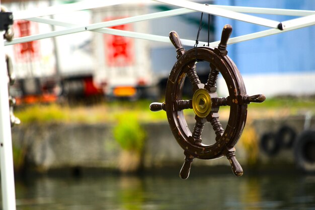 Photo close-up of wheel by river