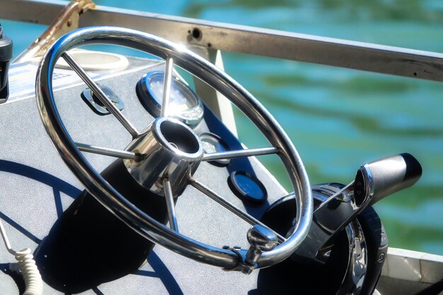 Foto prossimo piano della ruota sul mare