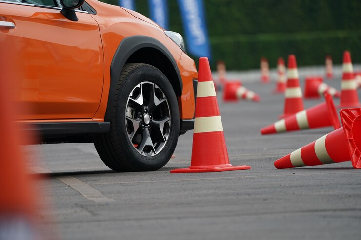 Photo close up wheel of orange car on the road