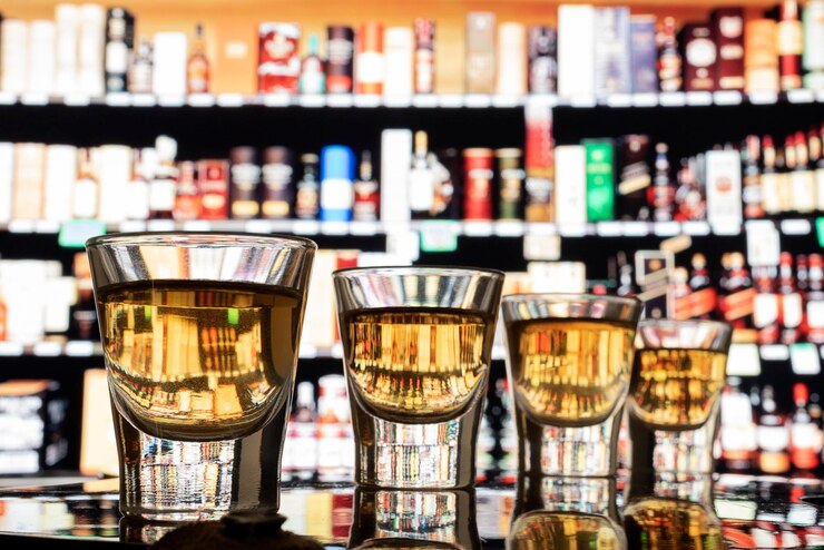 Photo close-up of whiskey in glasses on bar counter