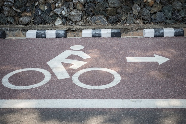 白い自転車の標識や道路上のアイコンを閉じます