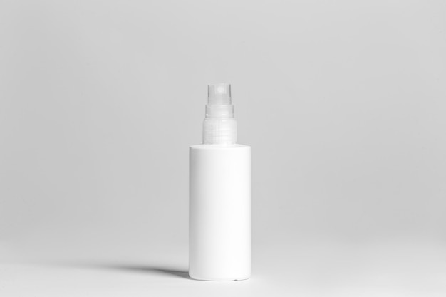 Primo piano di una bottiglia bianca su sfondo bianco con tracciato di ritaglio