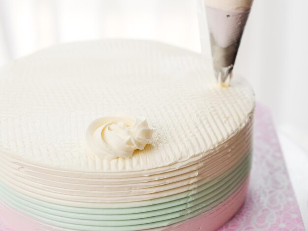 Foto close-up di una torta bianca sul tavolo