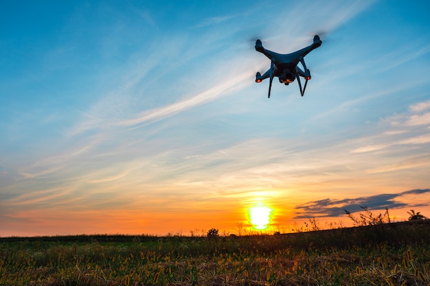 Foto chiuda in su sulla macchina fotografica bianca del fuco. drone quadcopter in volo