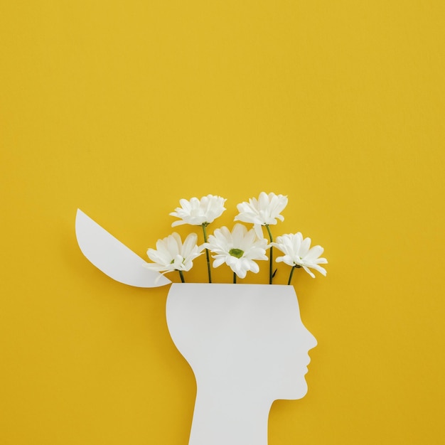 Photo close-up of white flower against yellow background