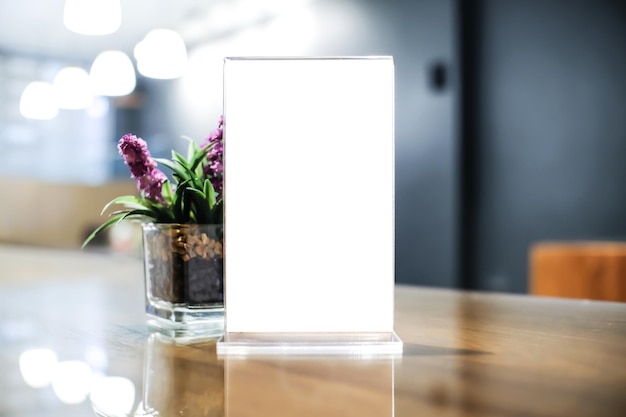 Photo close-up of white flower vase on table