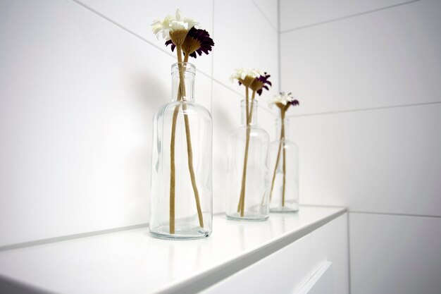 Photo close-up of white flower vase on table