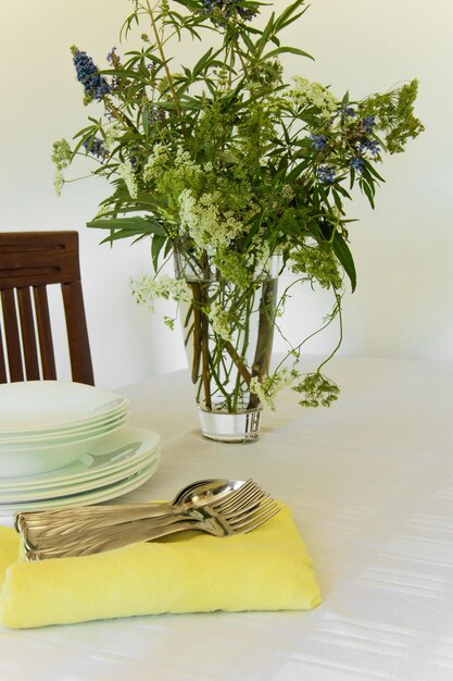 Photo close-up of white flower vase on table