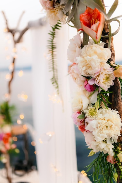 Foto prossimo piano dei fiori bianchi sulla pianta