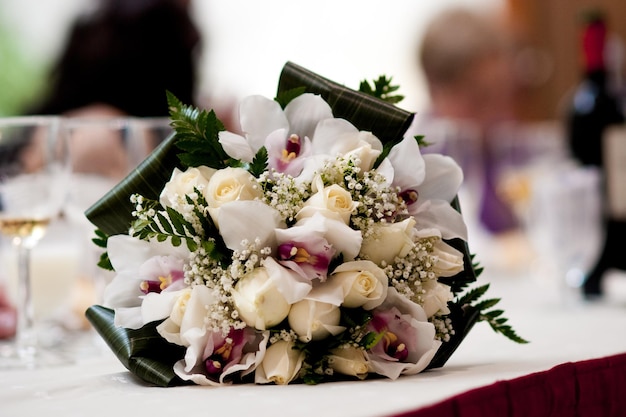 Foto close-up di fiori bianchi sul tavolo