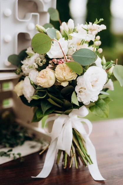 Photo close-up of white flowers on table