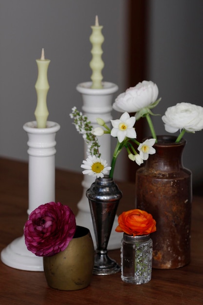 Foto close-up di fiori bianchi in vaso su tavolo