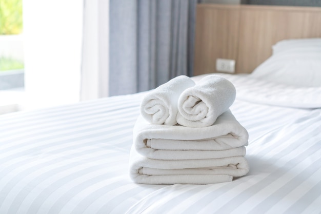 kenapa handuk sprei hotel berwarna putih