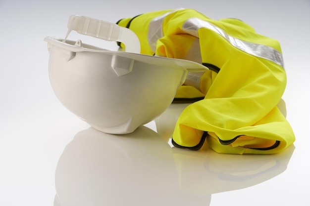 Photo close-up of white hardhat against white background