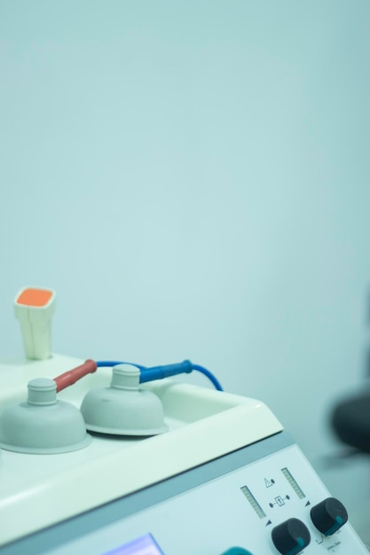 Photo close-up of white objects on table against blue background